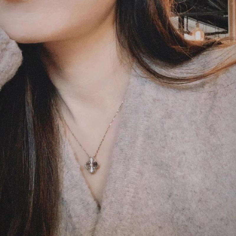 New Light Luxury Wind Senior Sense Laser Four-Leaf Clover Titanium Steel Necklace Female Lucky Grass Collarbone Chain