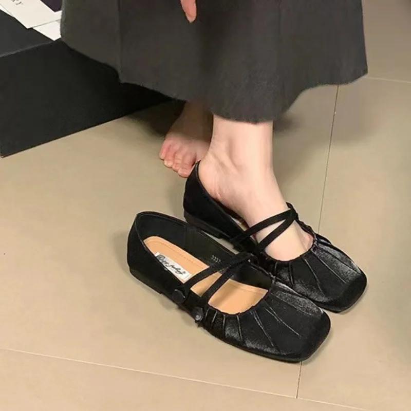 Модные женские туфли на низком каблуке с крестиком — фото 5