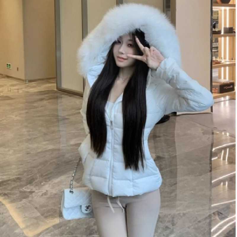 

Маленькая талия подчеркивает фигуру, пуховики, куртки с капюшоном и большим меховым воротником. XL синий