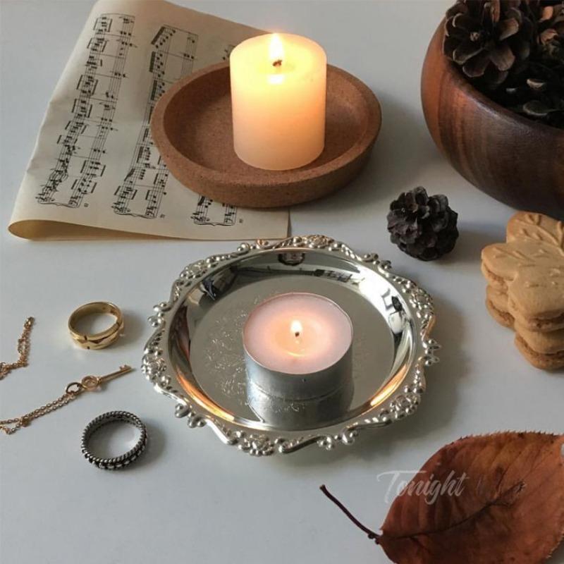 Vintage Metalltablett mit geschnitztem Design - Perfekt für Kerzen, Schmuck und Heimdekoration - Ideal für Cafés und Instagram-Fotos