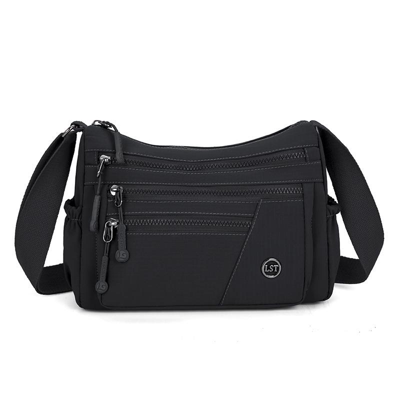 Die trendige Damentasche dieses Jahres ist eine vielseitige Umhängetasche, lässige Schultertasche, schicke kleine quadratische Tasche und ein Rucksack mit mehreren Fächern.