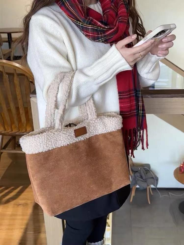 

Нишевый дизайн, ретро роговая пряжка, замшевая портативная сумка-корзина для овощей, тоут из искусственной овечьей шерсти коричневый