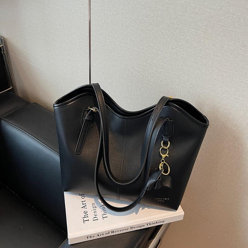 

Large capacity retro new casual simple fashion commuter tote armpit handbag чорний