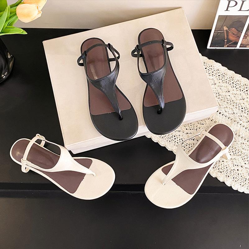 Flat-bottomed retro vacation wind pinch sandals fairy shoes 2025 new summer silver versatile beach roman shoes