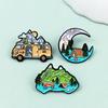 Broche de Viagem de Carro Lunar com Cenário de Montanha e Rio - Emblema Metálico para Mochila