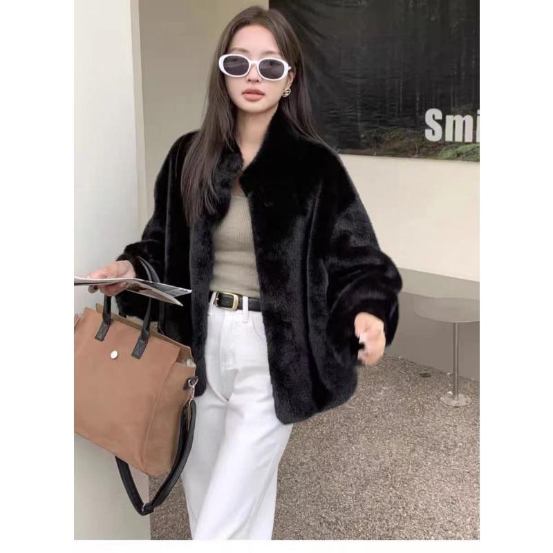 Γυναικείο κοντό γούνινο μπουφάν μινκ με μαλακό γούνινο γιακά για τη χειμερινή σεζόν