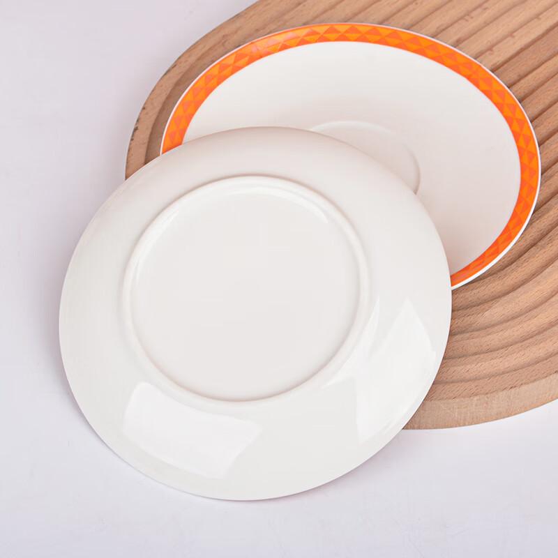 Ceramiczny zestaw filiżanki i spodka z koniem w galopie