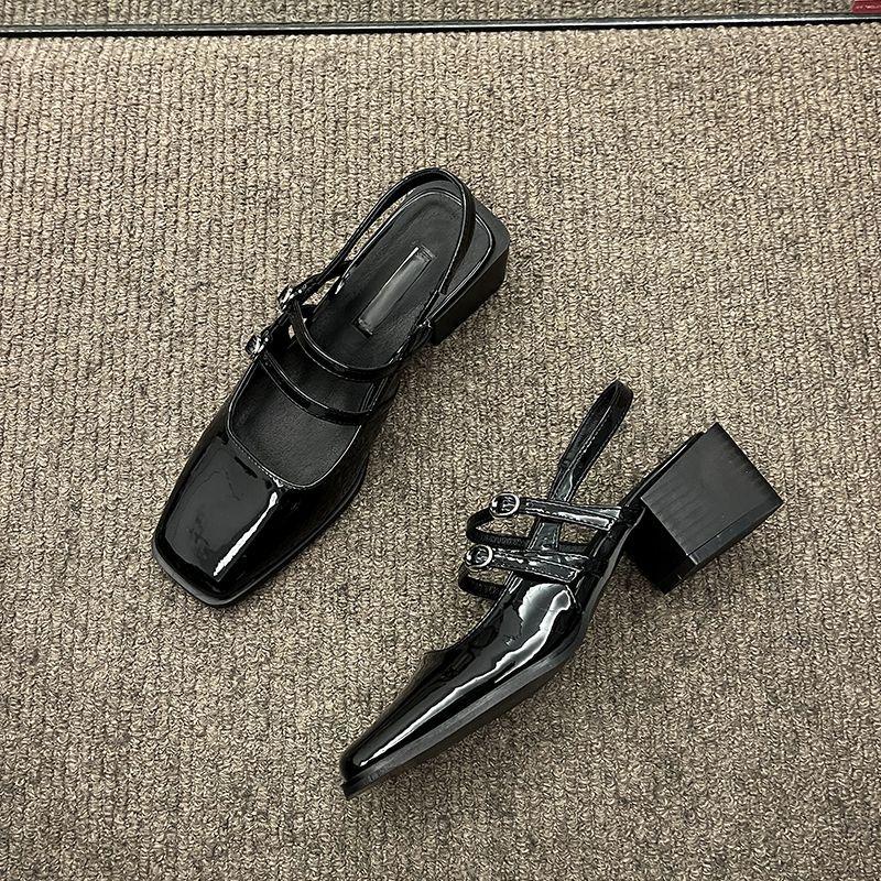 

Мода с каблуком средней высоты Красные сандалии для женщин Пряжки Лето 2024 Квадратные Белые Женские туфли Обувь Повседневный Дизайнерский Шик и Элегантность 35