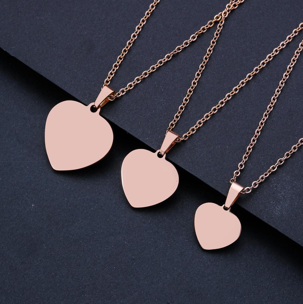 Collar Metálico de Acero Inoxidable con Forma de Corazón y Diseño Grabado Láser - Edición Regalo Navideño