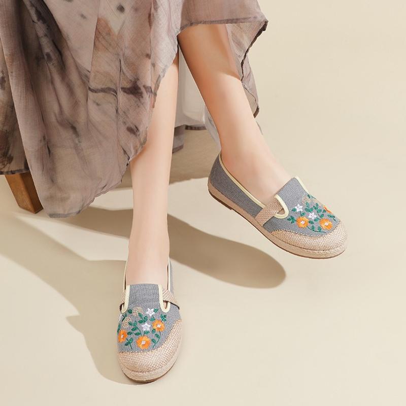 Hand-woven Cloth Shoes for Women Chinese Ethnic Embroidery Style Flat Slip On Breathable Soft Insole Casual Shoes Flower Zapatos