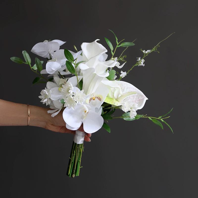 Elegant Handheld Simulation Bouquet: Calla Lilies and Tulips for Weddings, Photography, and Home Decor.