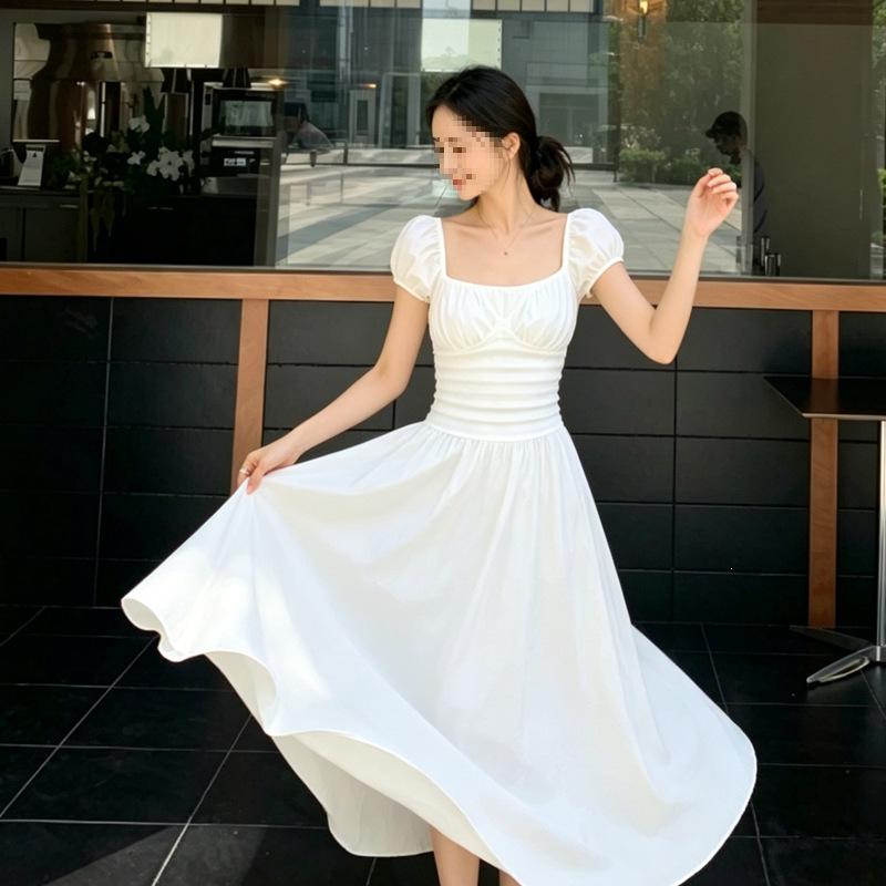 Sexy waist and thin long dress, new summer white pleated bubble sleeve backless dress is popular.