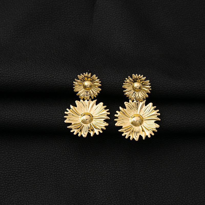 Exaggerated Irregular Atmosphere High-End Jewelry Metal Pleats Round Buttons Women'S Stud Earrings
