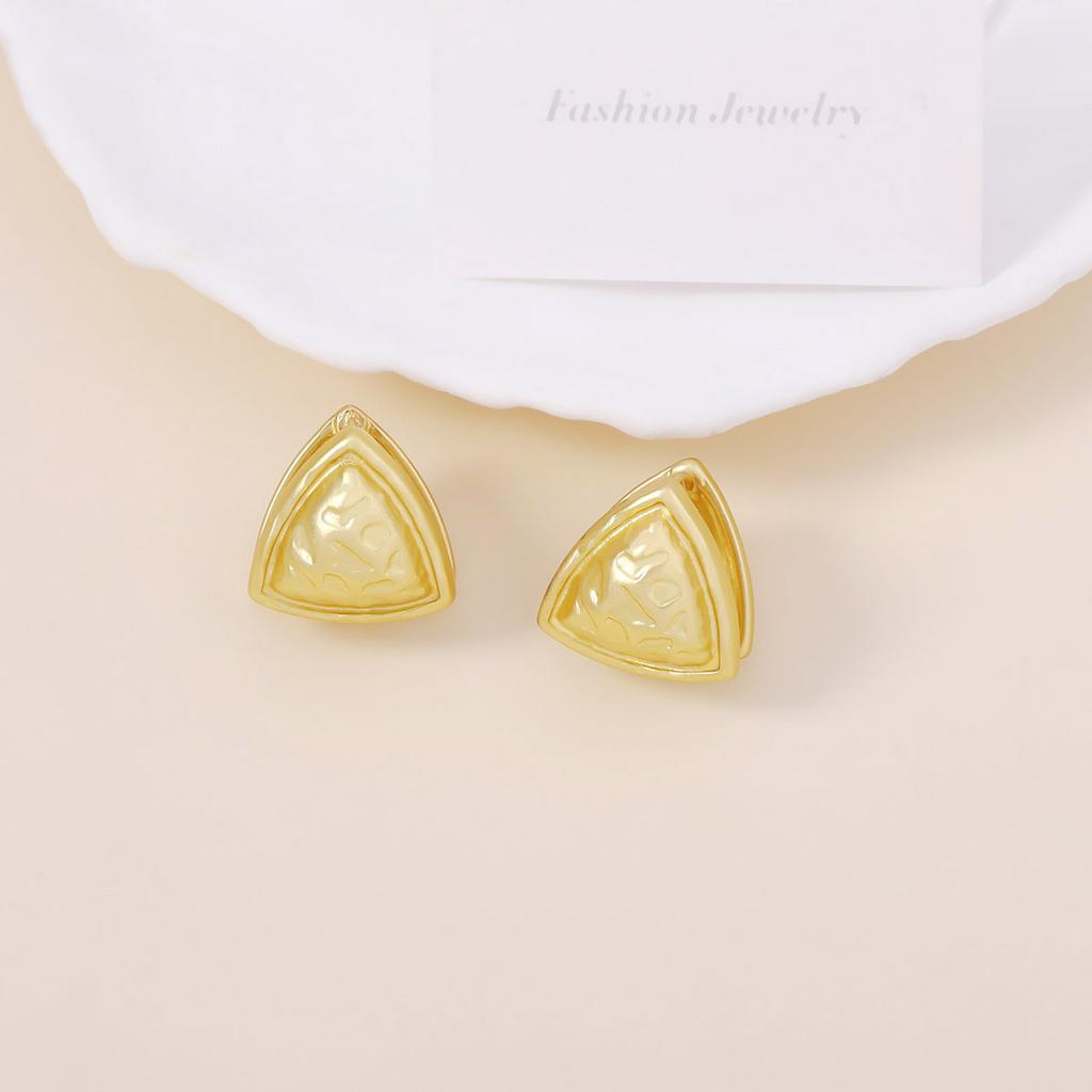 Personalized design sense retro simple geometric hammer pattern concave-convex double-sided three-dimensional triangular versatile female ear buckle