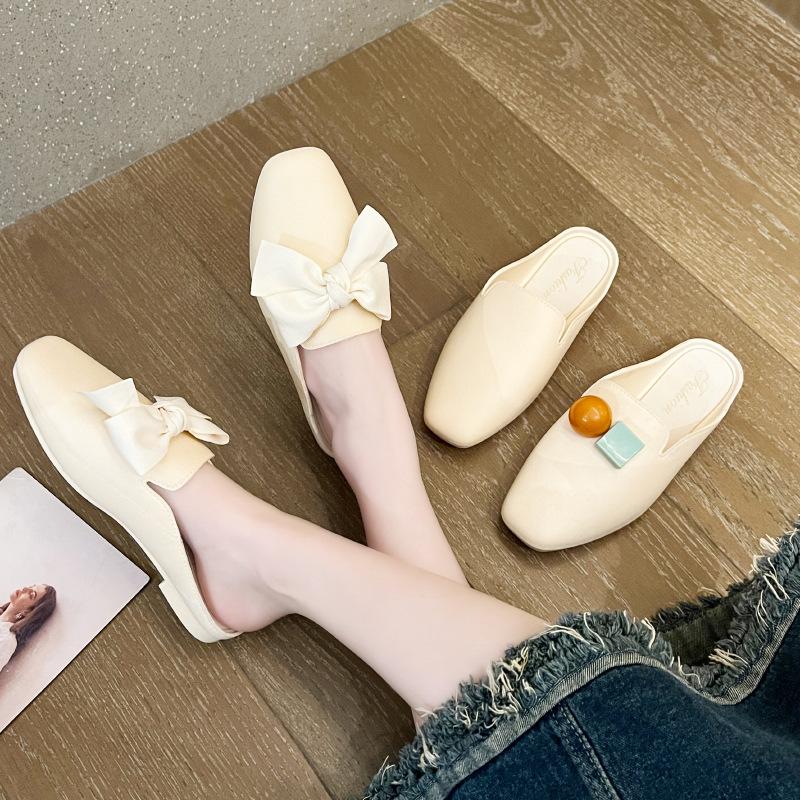 Modne półkapcie Baotou dla kobiet Lato 2024 Nowy styl koreański Kwadratowy nosek Płaska podeszwa Leniwe kapcie Muller Kobieta Buty codzienne Zapatos