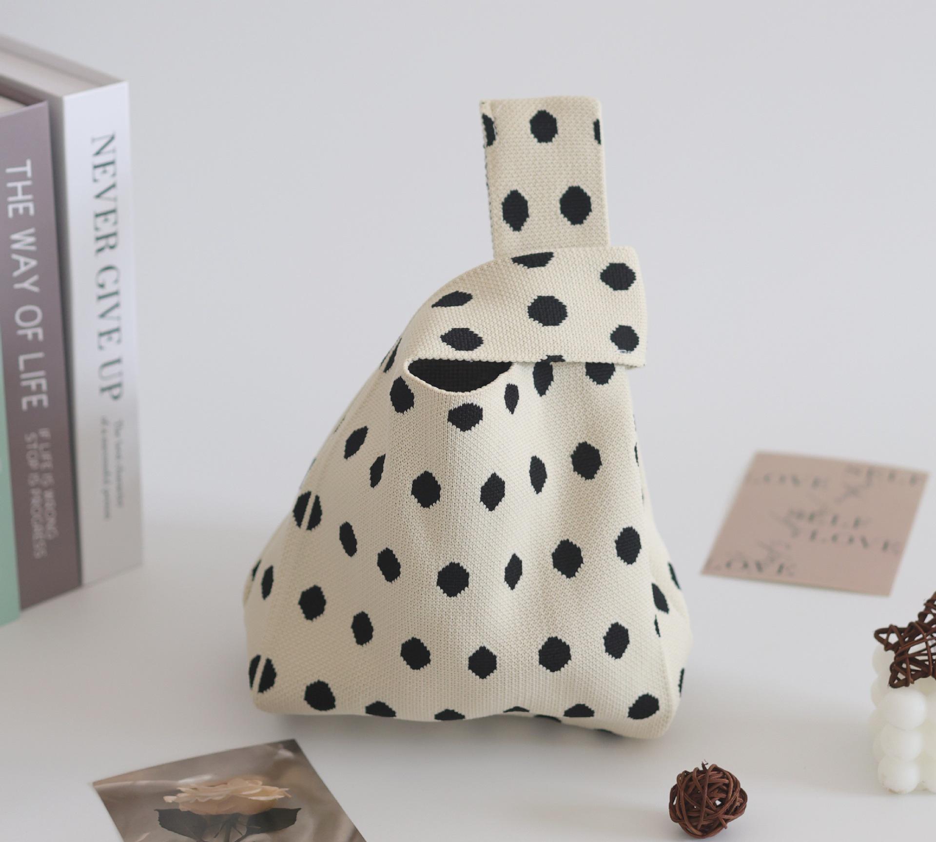 

Вязаная женская сумочка и подарочный пакет с рисунком 20*36