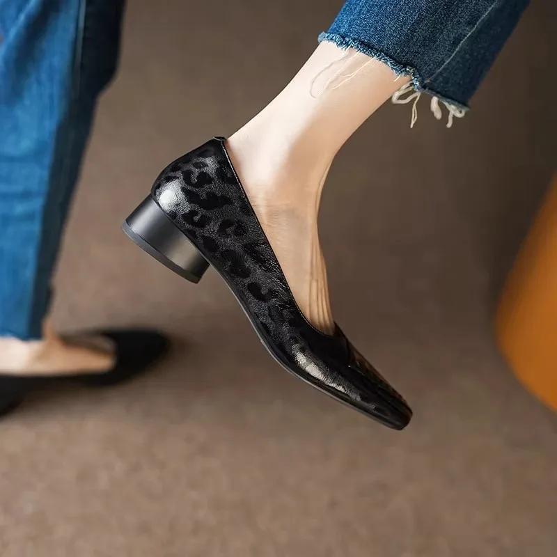 Mode 2025 Mode Sommer Neue Damen Slipper Pumps mit niedrigem Absatz Retro Eckige Zehenpartie Print Büro Sandalen Bequeme Klassische Berufsschuhe