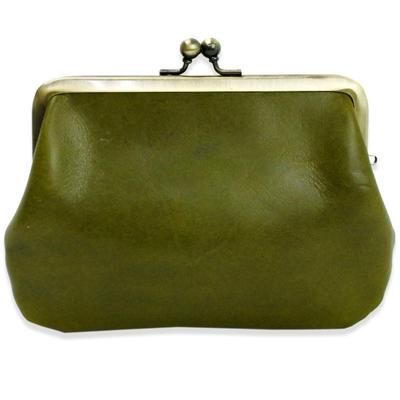Mini portfel z zapięciem wykonany w Japonii z prawdziwej skóry Tochigi. Zawiera portmonetkę na monety i miejsce na karty. Styl retro. Mały i minimalistyczny design zapięcia, skóra.