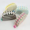 Gestreifte Muschel Kosmetiktasche Canvas Reise Make-up Organizer Tragbare Niedliche Make-up Tasche mit Pompoms für Frauen Mädchen Toilettenartikel