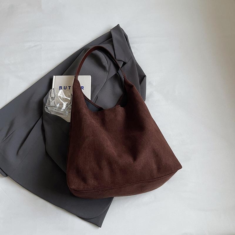 

2025 плечевая женская сумка большая вместимость сумка-тоут модная и красивая тренд зарубежный стиль нишевый дизайн повседневная плечевая сумка темно-коричневого