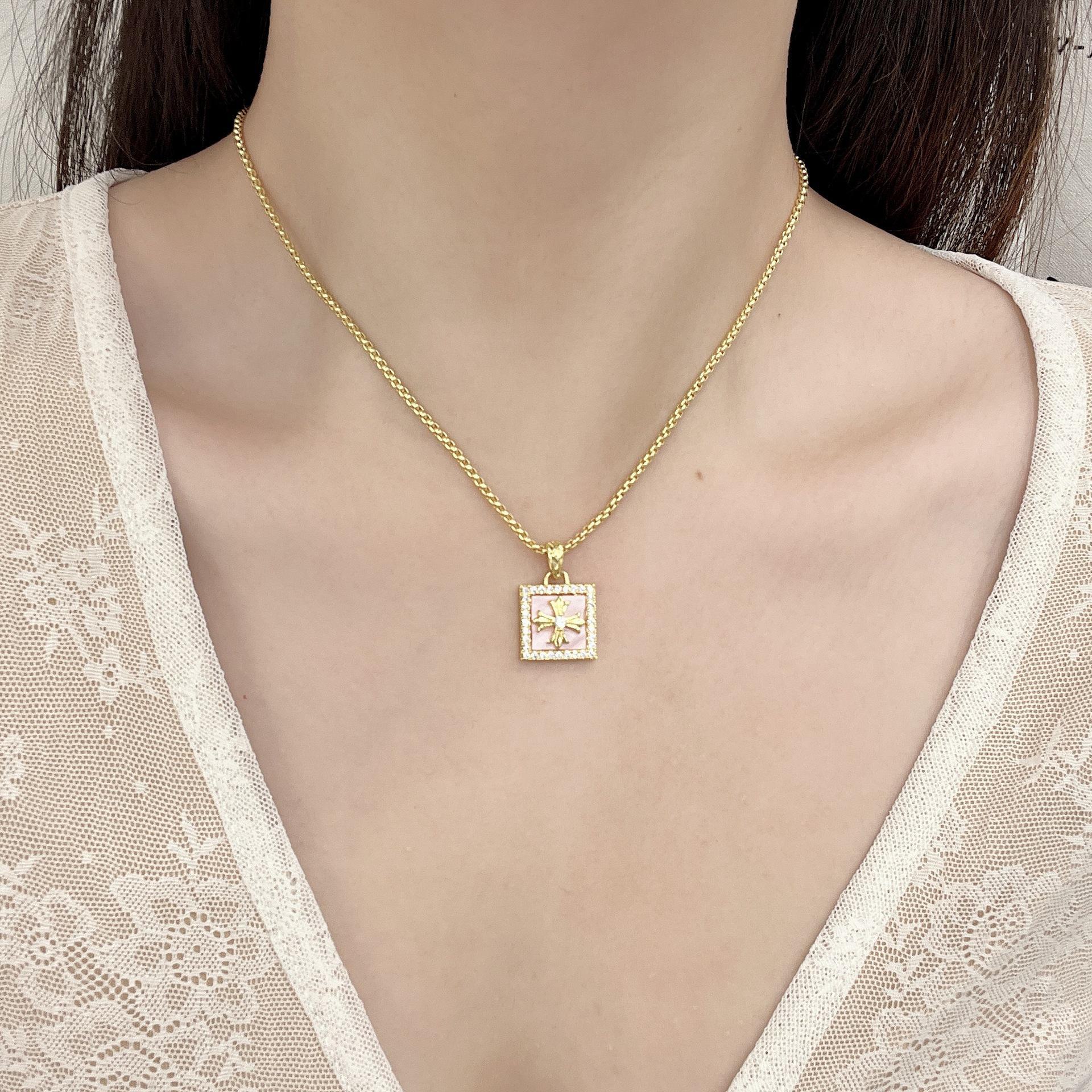 

Роскошное итальянское ожерелье с подвеской в виде розового креста, отполированное вручную, с бриллиантом и розовой ракушкой для женщин Cross Heart Square Zirconia розовый