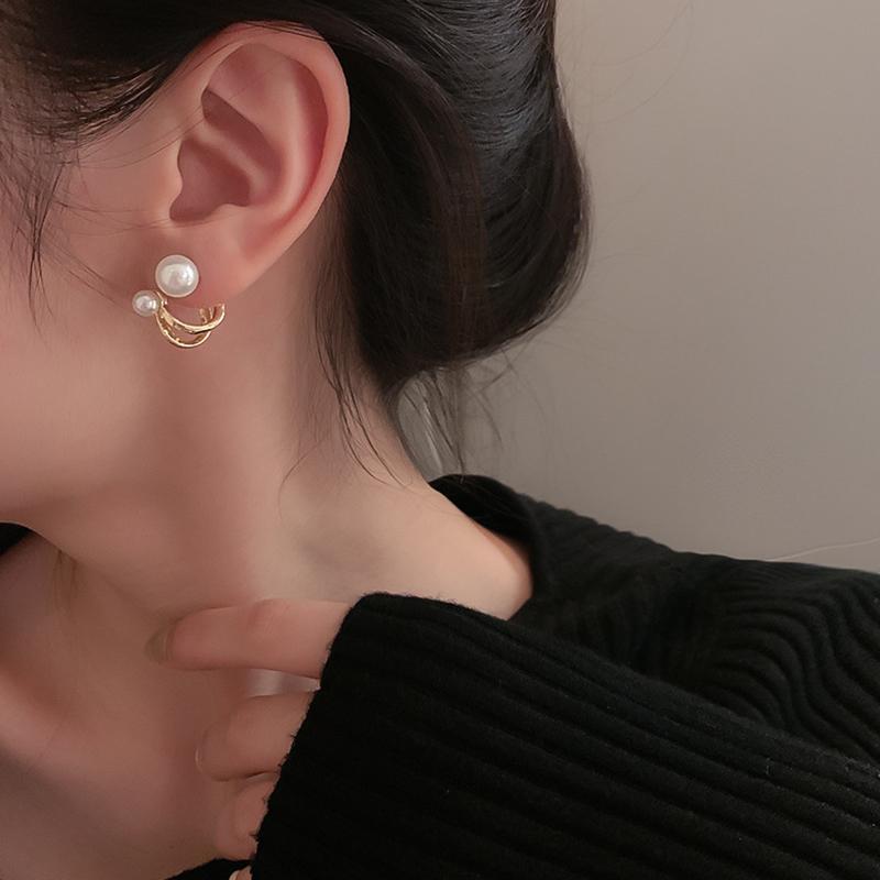 

Серьги-гвоздики с двумя жемчужинами в минималистском дизайне