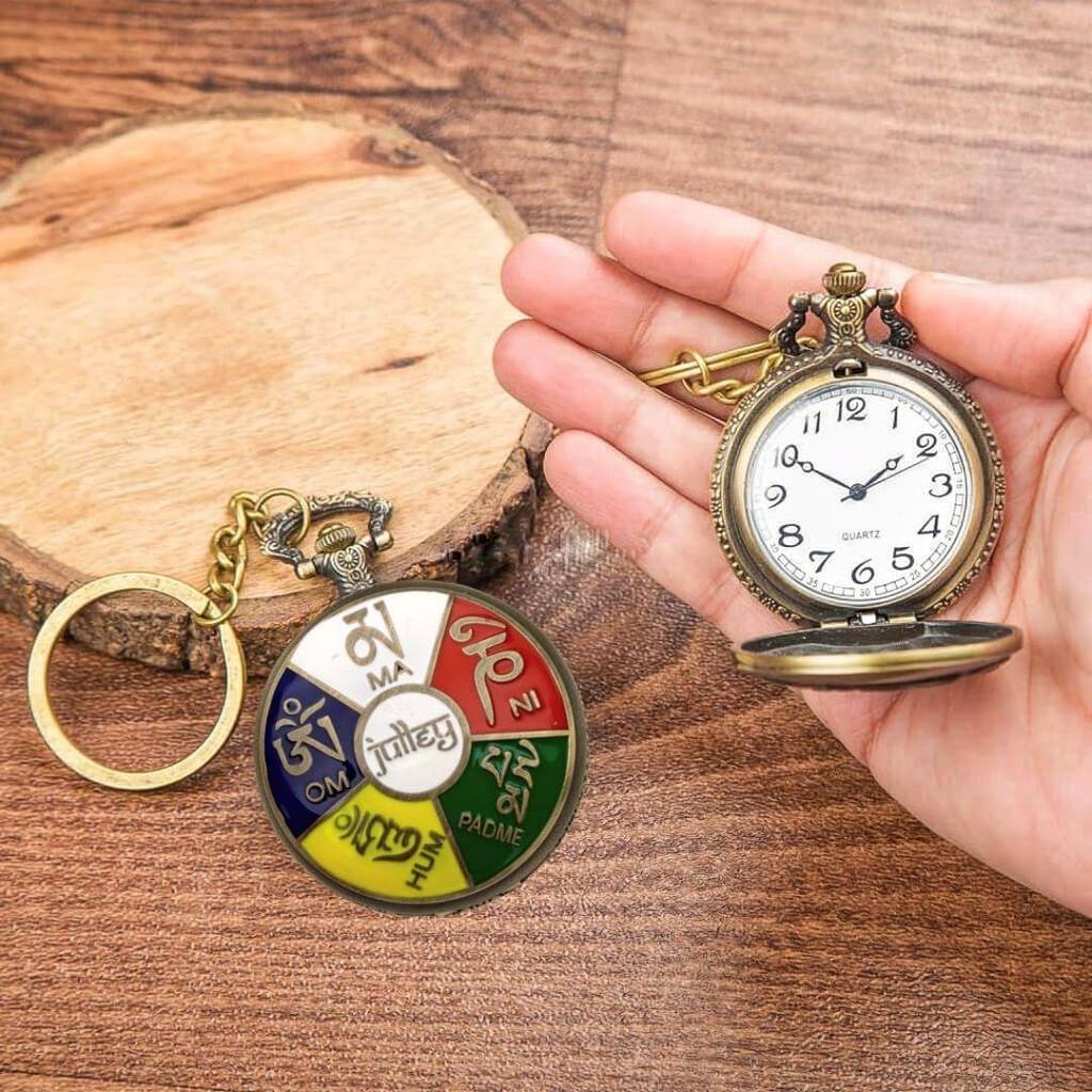 Vintage Quartz Pocket Keychain for Men & Women – Classic Retro Antique Style Timepiece, Decorative Accessory for Bags and Backpacks.