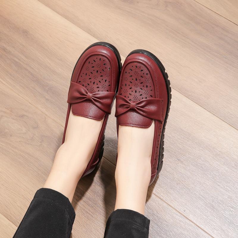 

Genuine Leather Breathable Sandals for Moms - Comfortable Flat Heel with Soft Sole and Hollow Design for Middle-Aged & Elderly Women. 37 красный