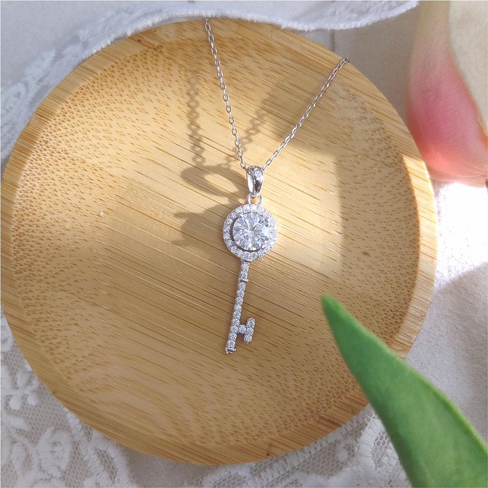 S925 Sterling Silver Moissanite Key Pendant Necklace for Women - Classic Carat Fashion Jewelry