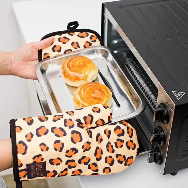 New Kitchen Gloves Insulation Leopard Pattern Pad Cooking Microwave Gloves Baking BBQ Oven Potholders Oven Mitts Potholder Pad for Kitchen