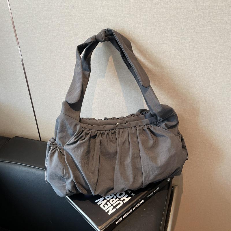 

В этом году популярная плиссированная сумка 2025 новая женская сумка простая и модная для поездок на работу, трендовая универсальная сумка-мессенджер, наплечная сумка-подмышка. 40*14*22 серый