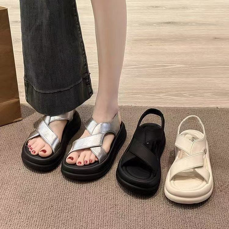 Sandali rialzati con zeppa spessa per l'estate Nuovi muffin argentati con gonna Scarpe romane casual da spiaggia