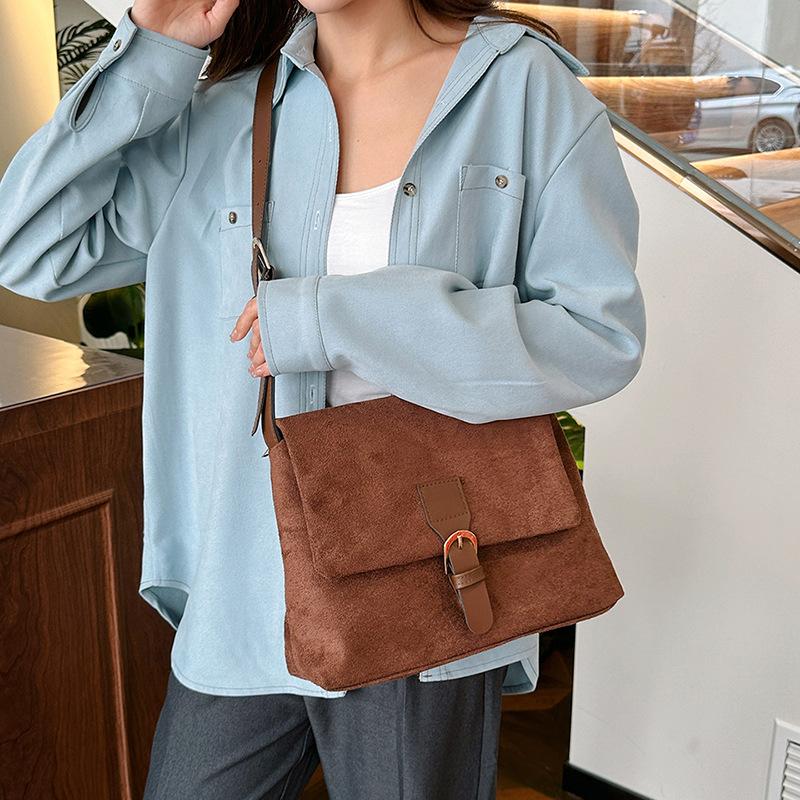 Velvet Messenger Bag Dámská móda Nová vysokokapacitní taška na dojíždění Jednoduchá univerzální jednobarevná semišová taška přes rameno