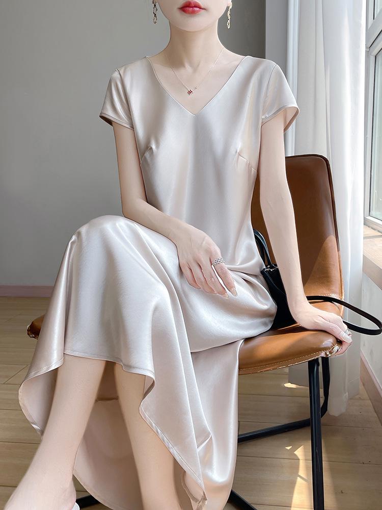 Elegante Vestito Estivo da Donna Dorato con Scollo a V in Raso e Maniche Corte