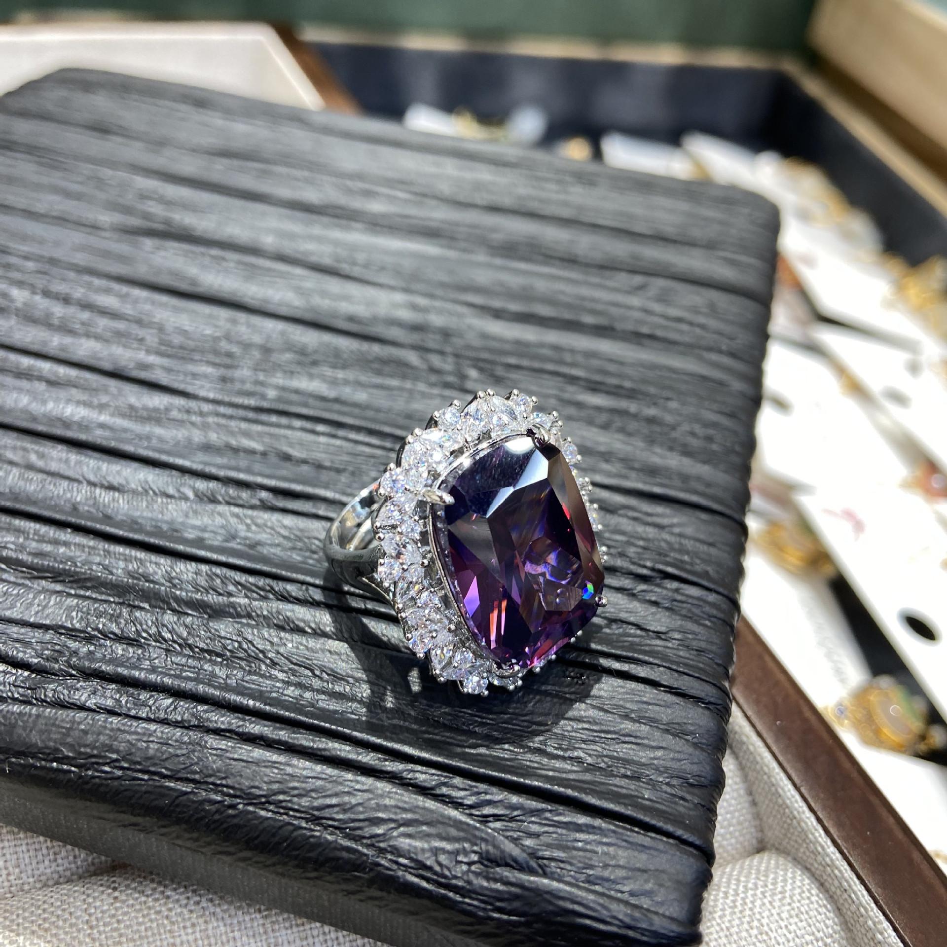 

Популярное ретро-цветное кольцо с изумрудом, нишевый дизайн, темперамент, универсальное, новогоднее, необходимое, легкое, роскошное кольцо