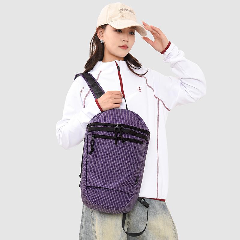 Leichter Rucksack mit Gittermuster für Damen und Herren mit mehreren Fächern – kompakter Alltagsrucksack für Schule und Stadtverkehr