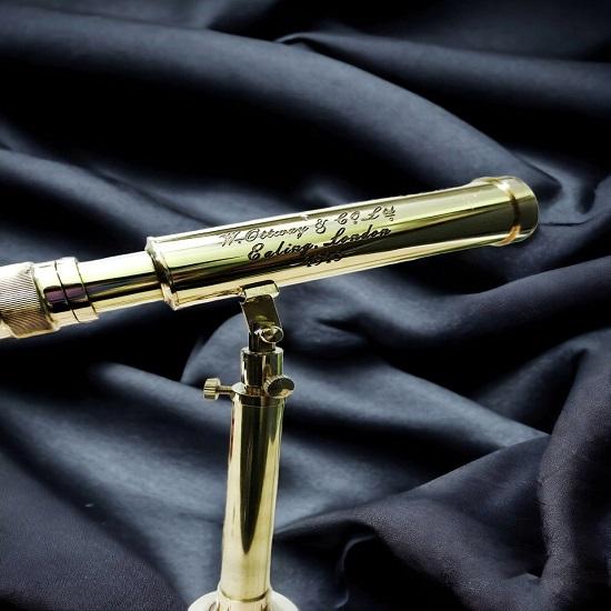 Handgefertigtes Vollmessing-Teleskop mit Messing-Stativ zur Dekoration Antikes Teleskop mit antikem Stativ - Tischartikel