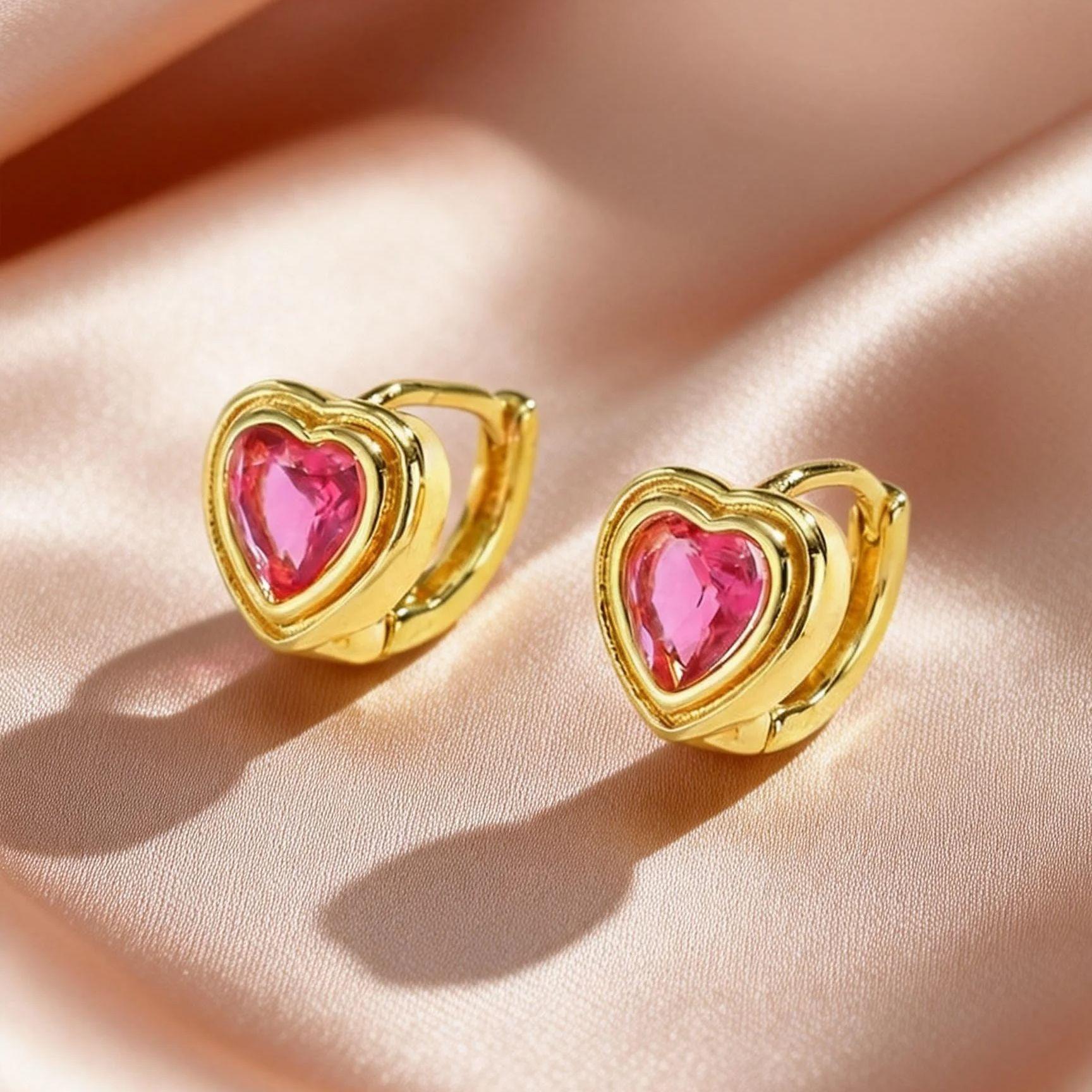

Elegant Luxury Gold Plated Zircon Love Heart Hoop Earrings for Women, Hypoallergenic Minimalist Fashion Jewelry for Daily Wear красный
