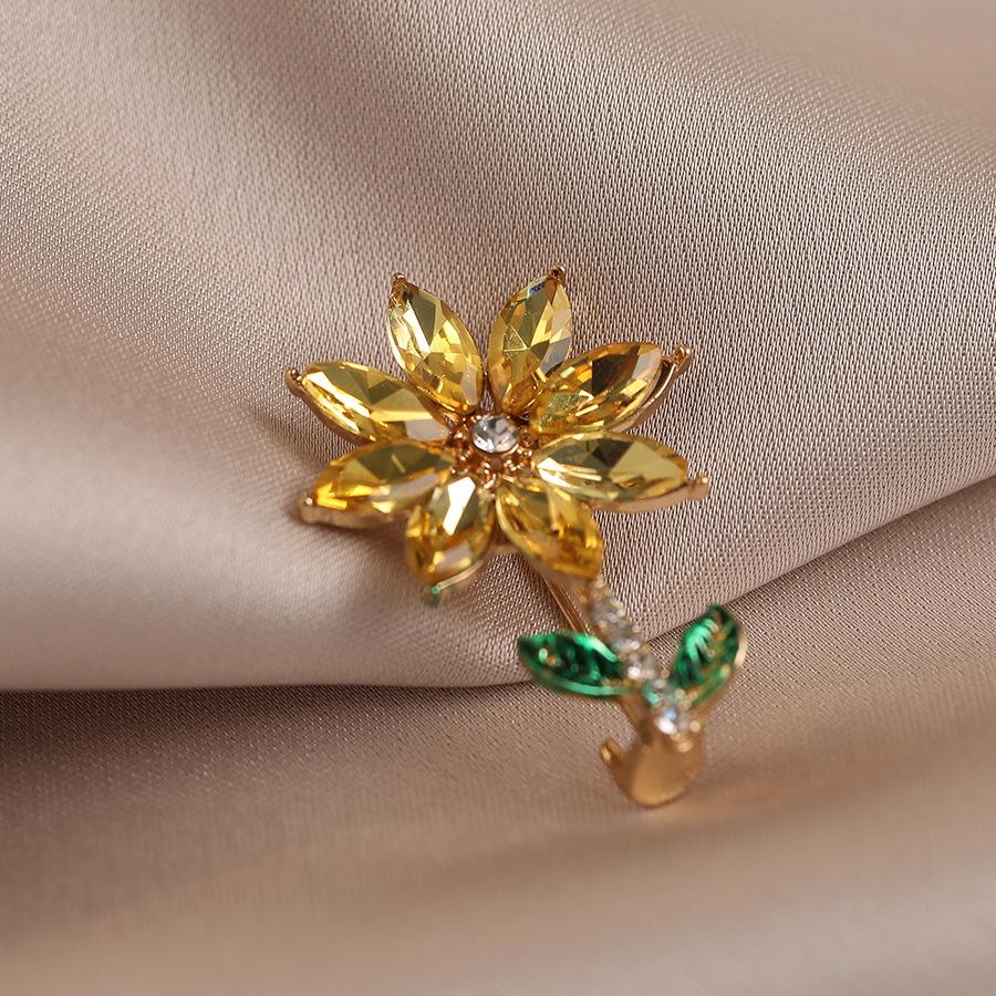 A Sunflower cute small brooch temperament corsage women's light luxury high-end high-end sense exquisite fashion niche design
