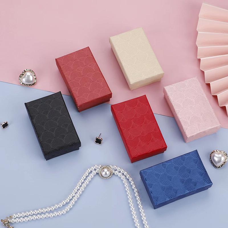 

Подарочная коробка с квадратным ромбовидным узором для колец и браслетов Red