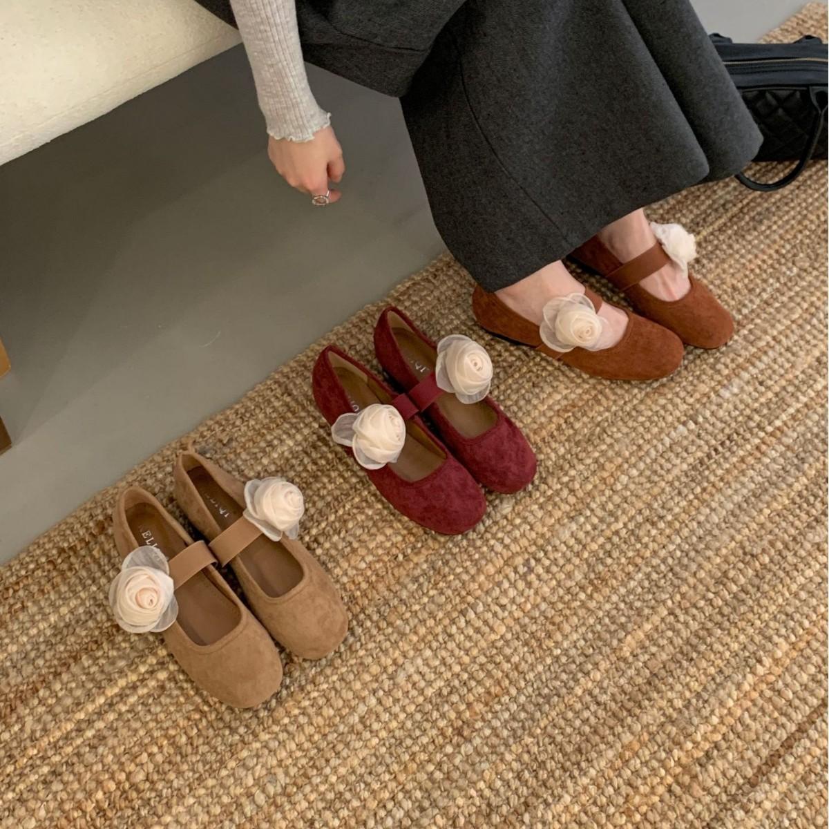

2025 autumn and winter new round head inner slope heel cross belt ballet flower shallow mouth commuter work women s single shoes 39 коричневый