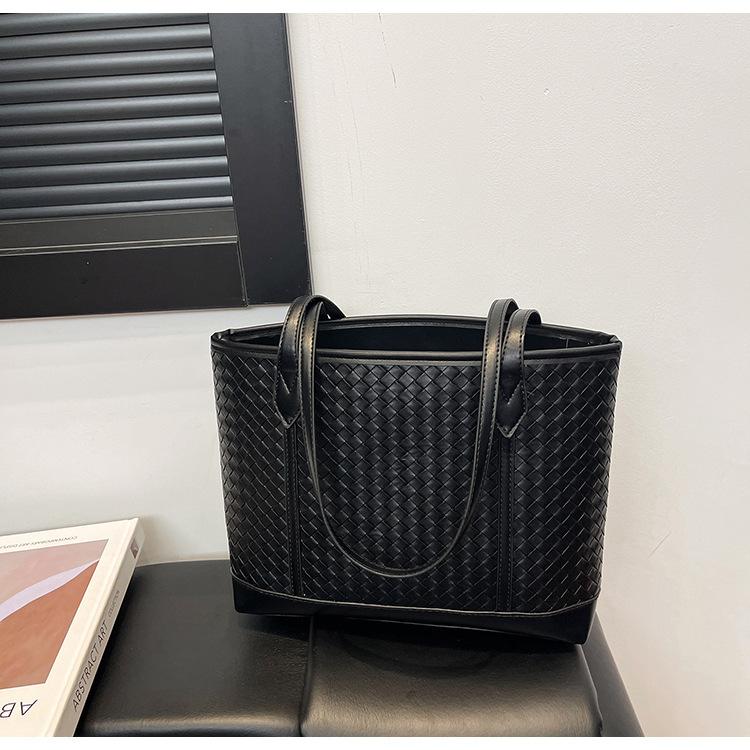 

Сумка большой вместимости женская 2025 новая модная модная на плечо большая сумка простая и универсальная сумка-тоут для поездок на работу чёрный