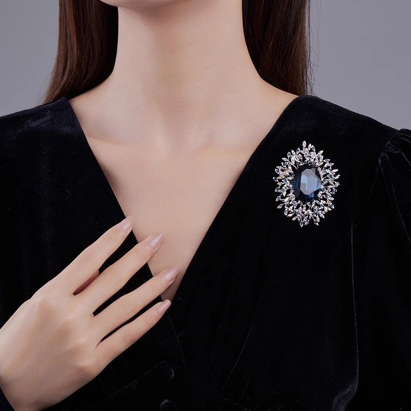 Luxurious Sea Heart Blue Brooch, High-end Women's Exquisite and Elegant Crystal Brooch, Niche Design Sense Brooch