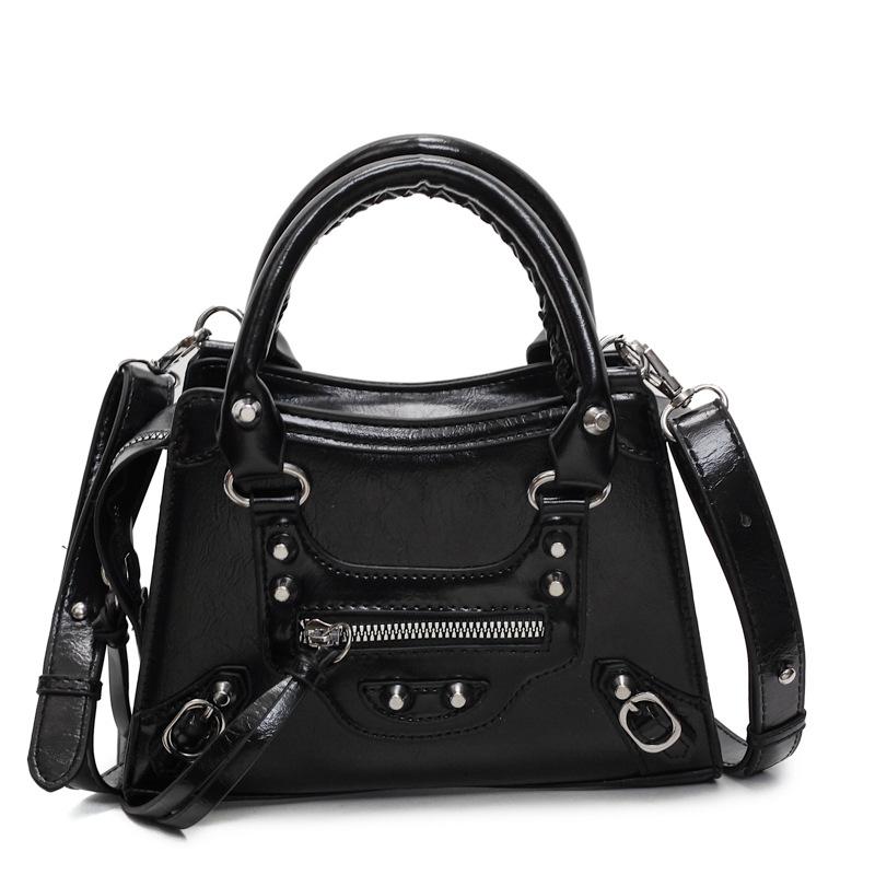 

Женская сумка 2025 новая корейская версия модная сумка-мессенджер с заклепками на плечо, сумка-локомотив, персонализированный тренд, маленькая квадратная сумка из искусственной кожи чёрный