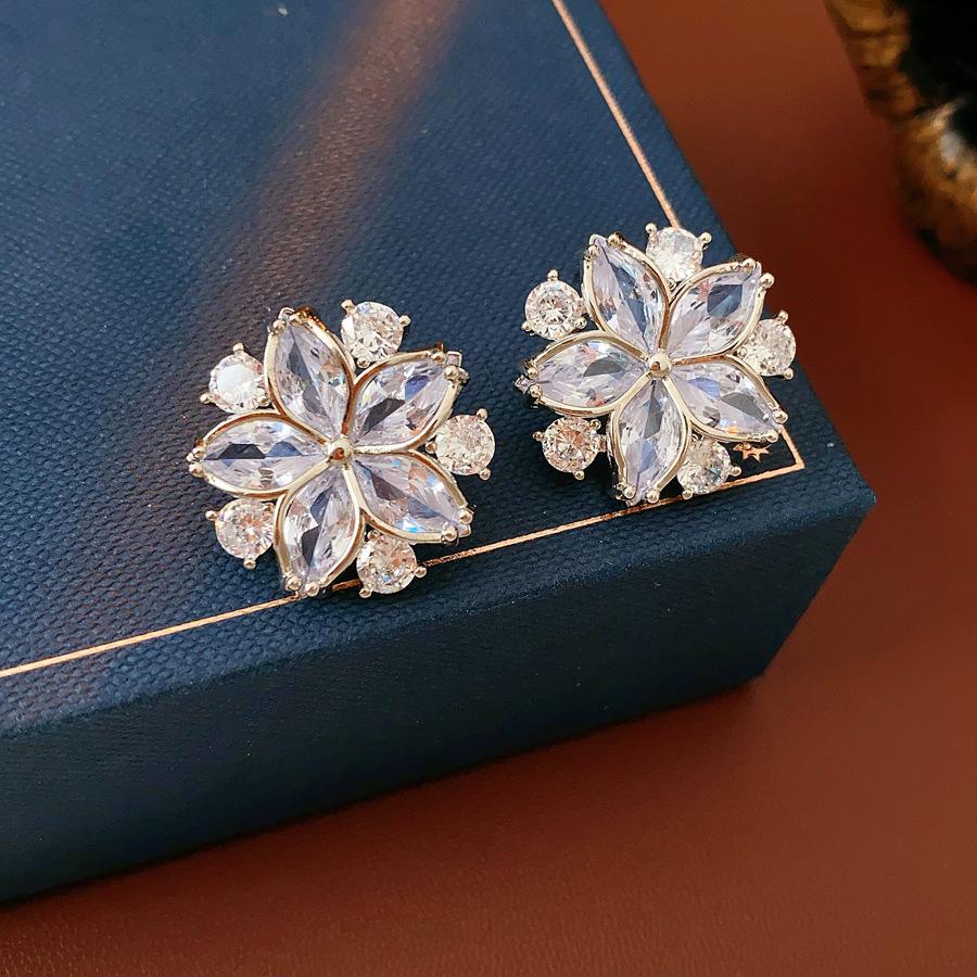 Flower earrings light luxury high sense fashion super flash stud earrings versatile earrings women