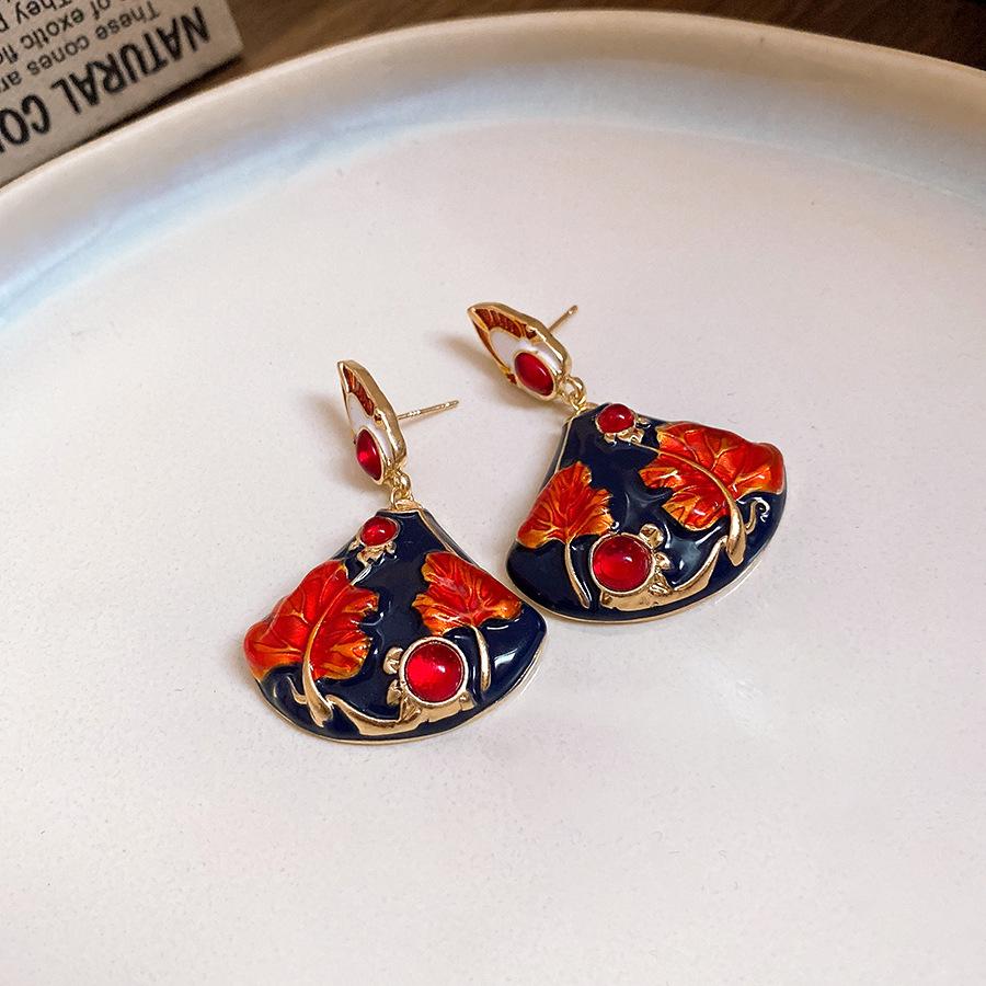 

Silver needle dripping oil maple leaf fan stud earrings vintage temperament retro earrings niche high-end earrings women