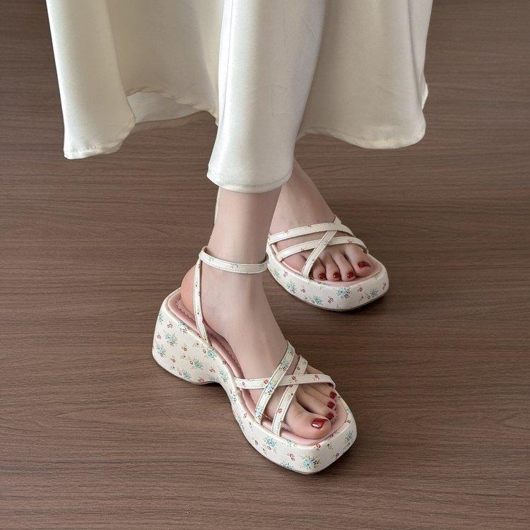 

French small floral wedge heel platform sandals women s outer wear 2025 new summer small height increase skirt Roman shoes 40