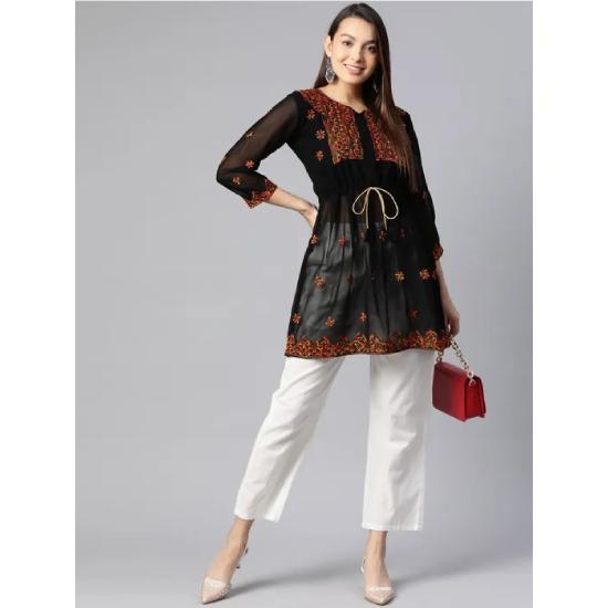 

Женский удлиненный топ из жоржета с вышивкой