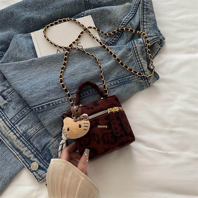 

2025 Autumn/Winter Retro Leopard Print Crossbody Bag for Girls: Fashionable Princess Handbag with Chain Strap Without Pendant