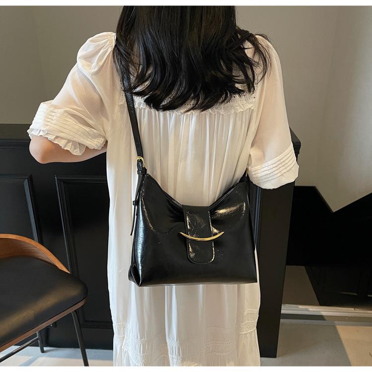 Simple and Versatile Bag Women's Large-capacity New Summer Casual Shoulder Messenger Bag Commuter Dumpling Bag